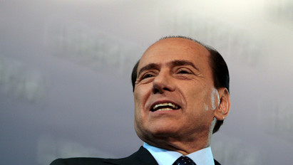 Berlusconi meghátrált? Nem válaszolt a bíróság kérdéseire egy olasz maffiaperben