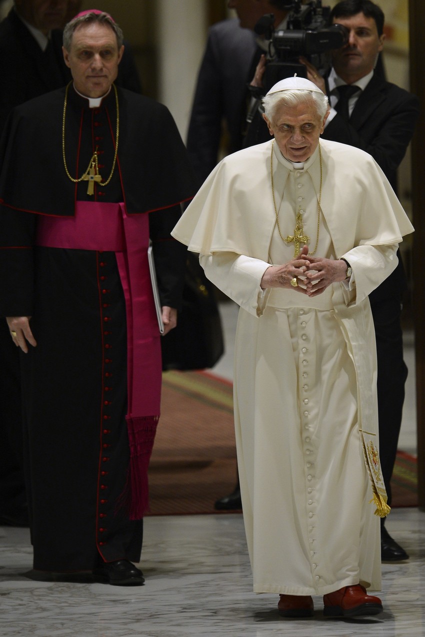 Papa prvi put u javnosti posle objavljivanja odluke o povlačenju