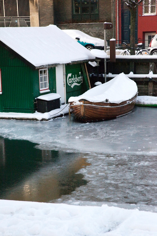 Łódka na kanale w Christianshavn, Kopenhaga