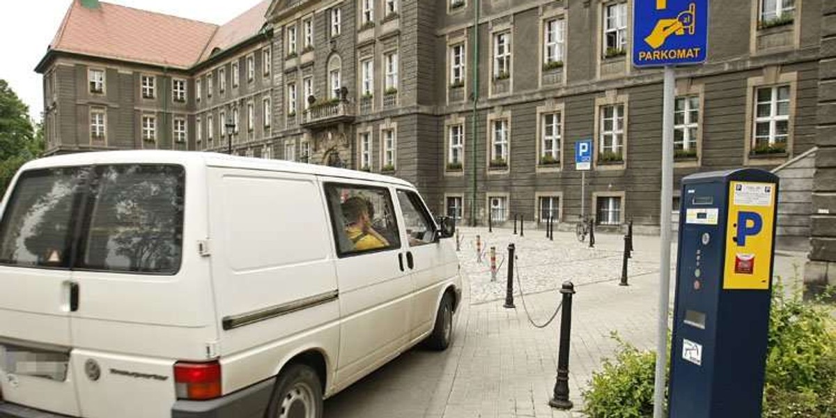 Urząd miasta zrobił sobie parking