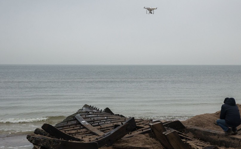MIĘDZYWODZIE. WRAK XIX-WIECZNEGO STATKU WYCIĄGNIĘTY Z PLAŻY