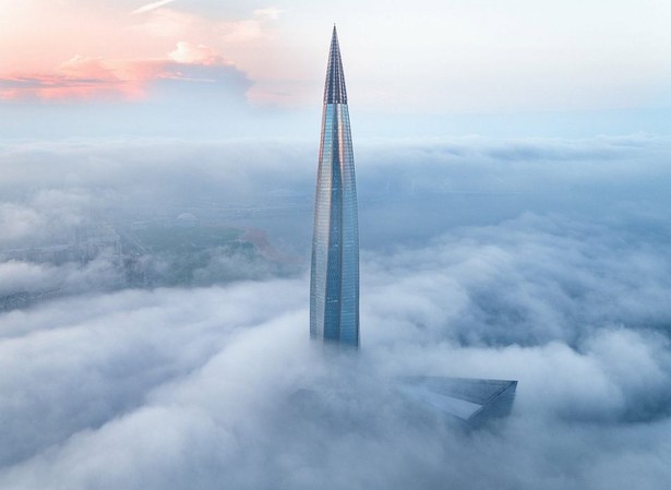 Najwyższy drapacz chmur ma 87 pięter, a wraz z iglicą liczy 462 m wysokości. Biurowiec powstał m.in. z myślą o nowej siedzibie Gazpromu. Projekt budynku przygotował brytyjski architekt Tonny Kettle z pomocą pracowni RMJM. Jest to najwyższy wieżowiec w Europie, ale nie najwyższa budowla – rekordowo wysoki europejski budynek znajduje się również w Rosji. Jest to wieża telewizyjna Ostankino w Moskwie, która mierzy bezkonkurencyjne 540 m. fot. Viktor Sukharukov / lakhta.center