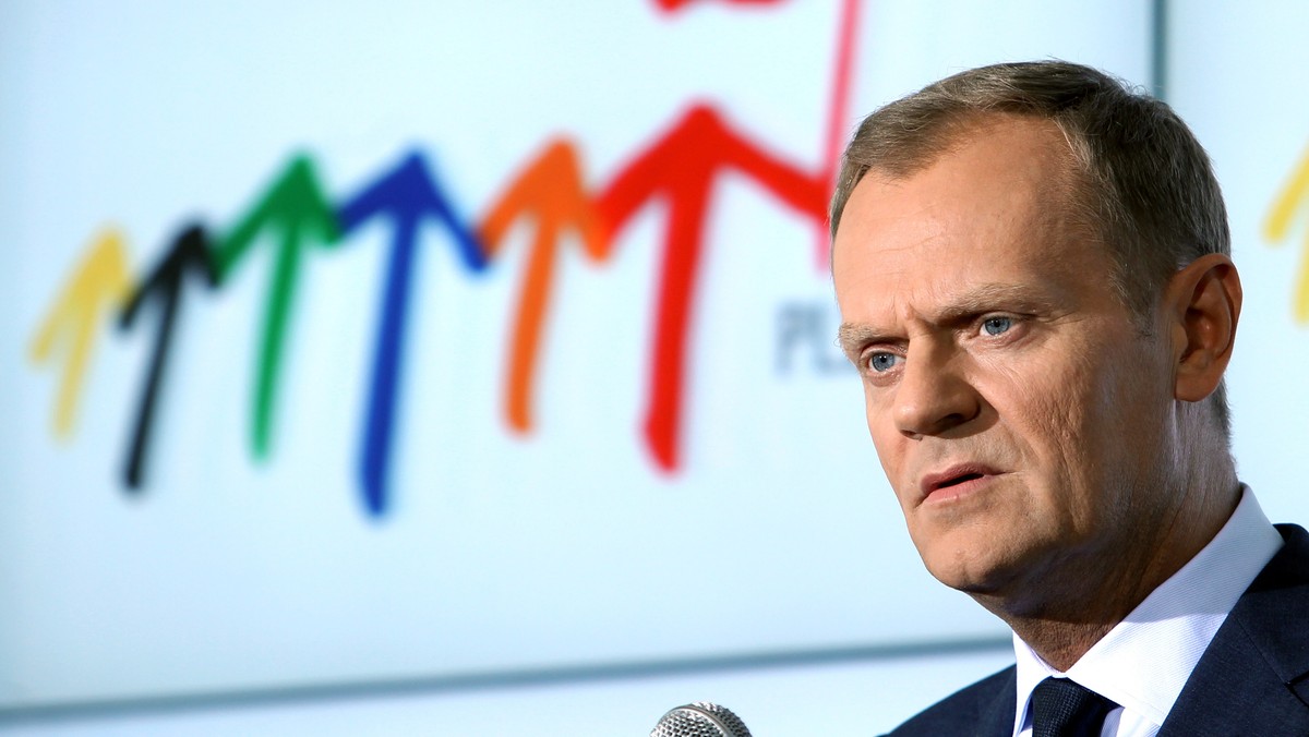 Premier Donald Tusk zapytany o polityczne transfery do PO zapowiedział, że można się ich spodziewać już w niedługim czasie, a PO jest otwarta dla osób, które "mają dosyć politycznego szalbierstwa". - Nie będę potwierdzał informacji i plotek dotyczących nazwisk. Intuicja mi podpowiada, że w najbliższych dniach Platforma będzie szersza - przyznał szef rządu.