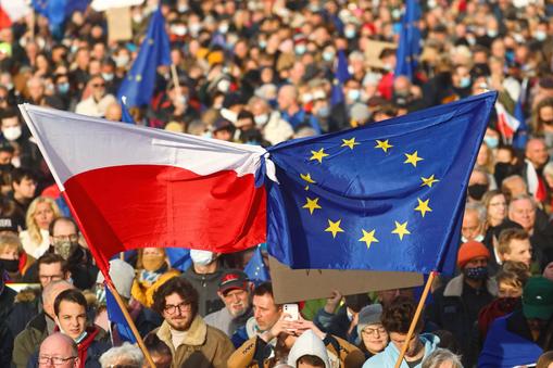 Połączone flagi Polski oraz Unii Europejskiej