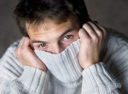 Skąd się bierze nieśmiałość i jak ją pokonać? Psycholog daje kilka rad