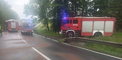 Dramatyczny wypadek w Wólce Orłowskiej. Ciężarówka wioząca konie uderzyła w drzewo. Dwie osoby są ranne! [PULS POLSKI 5.07] 