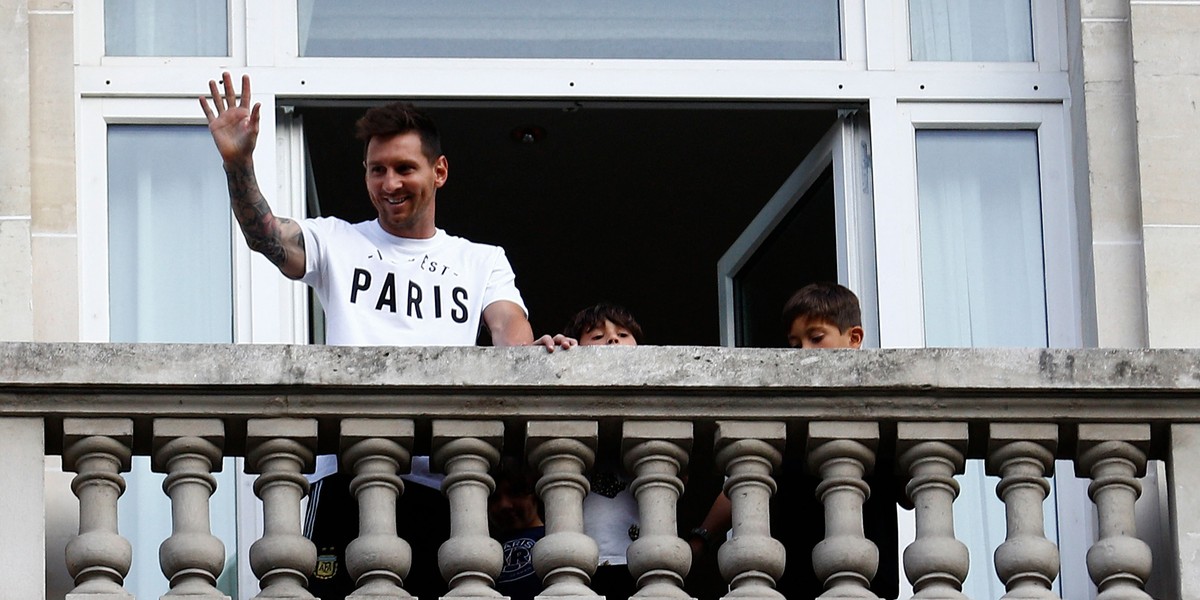 Lionel Messi arrives in Paris to join Paris St Germain