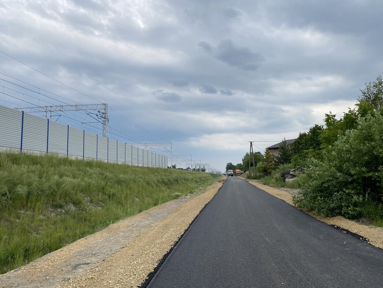 Nowa droga wzdłuż linii kolejowej w Zabrzegu i Ligocie - 6.06.2022 - autor: mp / czecho.pl; roba25