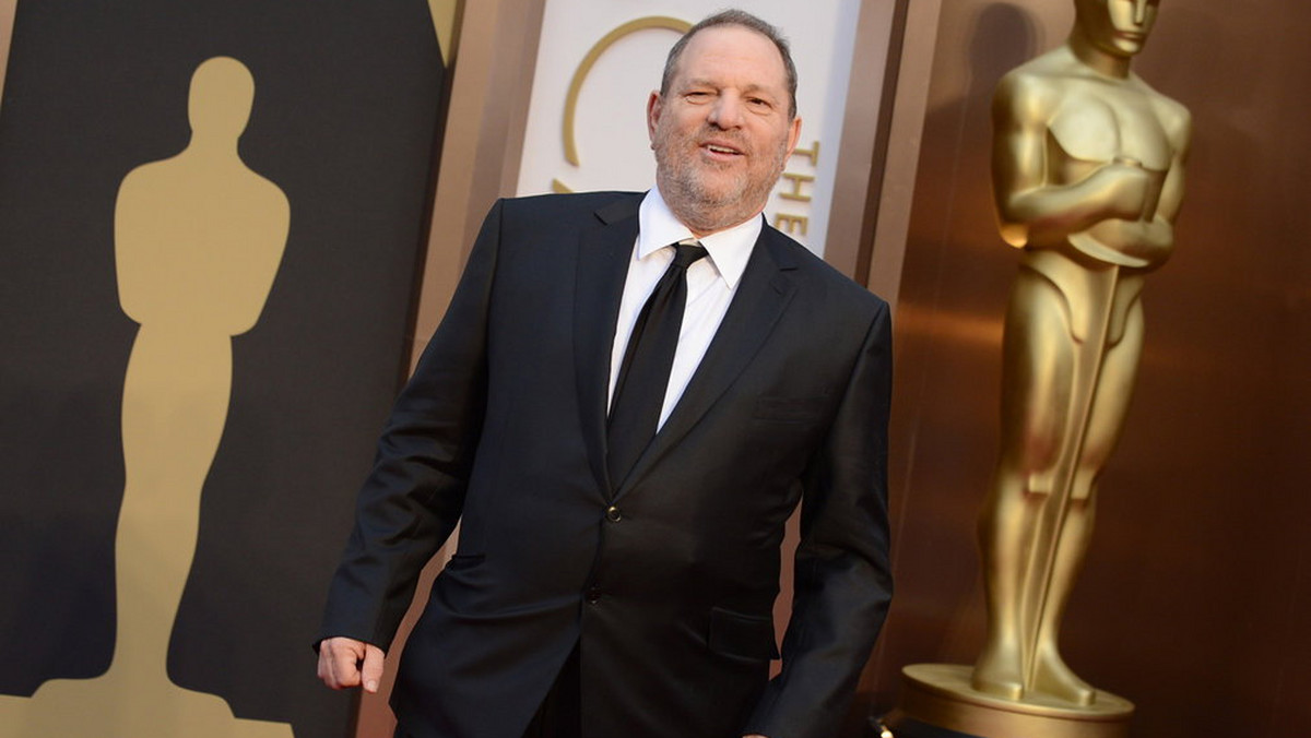 Statystyki mówią, że na ceremoniach rozdania Oscarów dziękowano mu pięć razy częściej niż Bogu. Judi Dench wytatuowała sobie jego inicjały. Harvey Weinstein to producent filmowy, który system zdobywania nagród doprowadził do perfekcji.