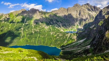 Polacy ruszyli w Tatry. ​Na parkingach w rejonie Morskiego Oka brak wolnych miejsc