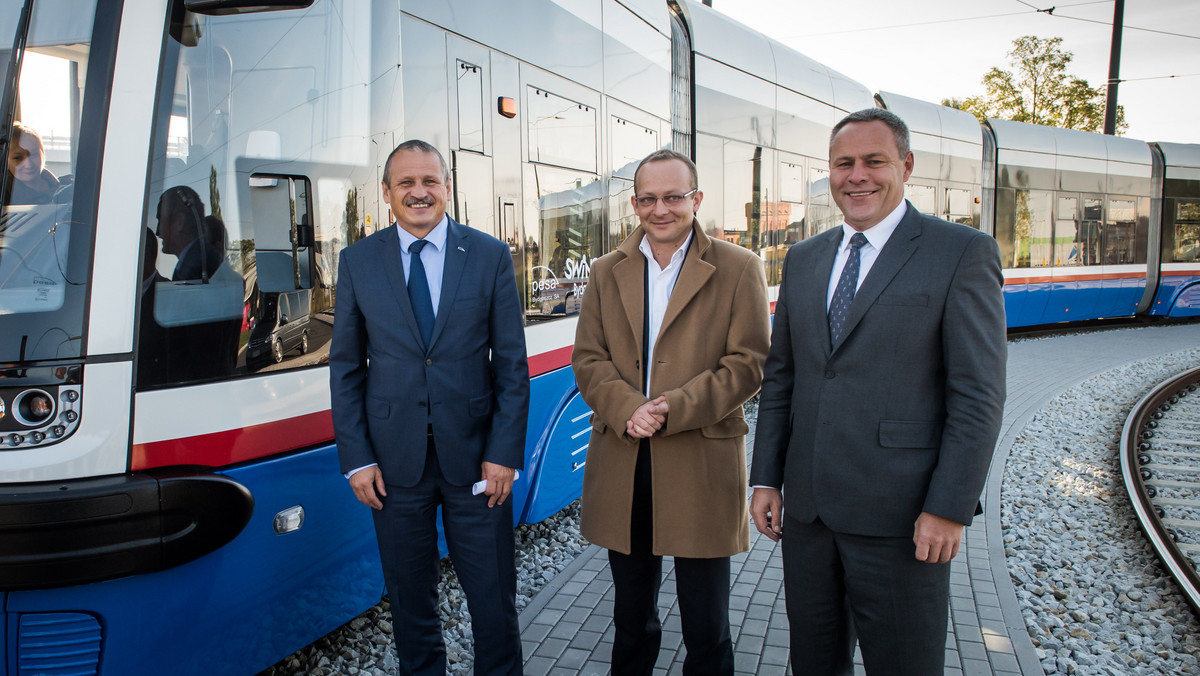 Pierwszy z 12 tramwajów Swing, które będą kursować w Bydgoszczy na powstającej linii do największej dzielnicy mieszkaniowej Fordon, zaprezentowała fabryka Pesa. Cała inwestycja, której wartość sięga 437 mln zł, ma być gotowa do końca roku.