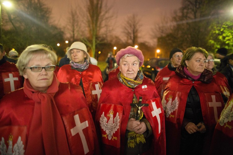 Protest przeciwko filmowi z nagim mężczyzną i figurą Chrystusa