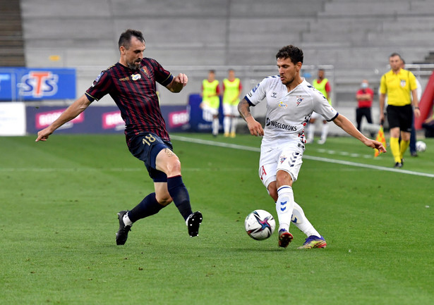 Piłkarz Pogoni Michał Kucharczyk (L) i Erik Janża z Górnika