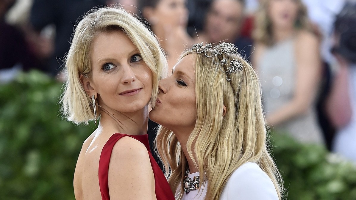 Sienna Miller bozkáva svoju staršiu sestru Savannah na podujatí Met Gala ešte v roku 2018. 