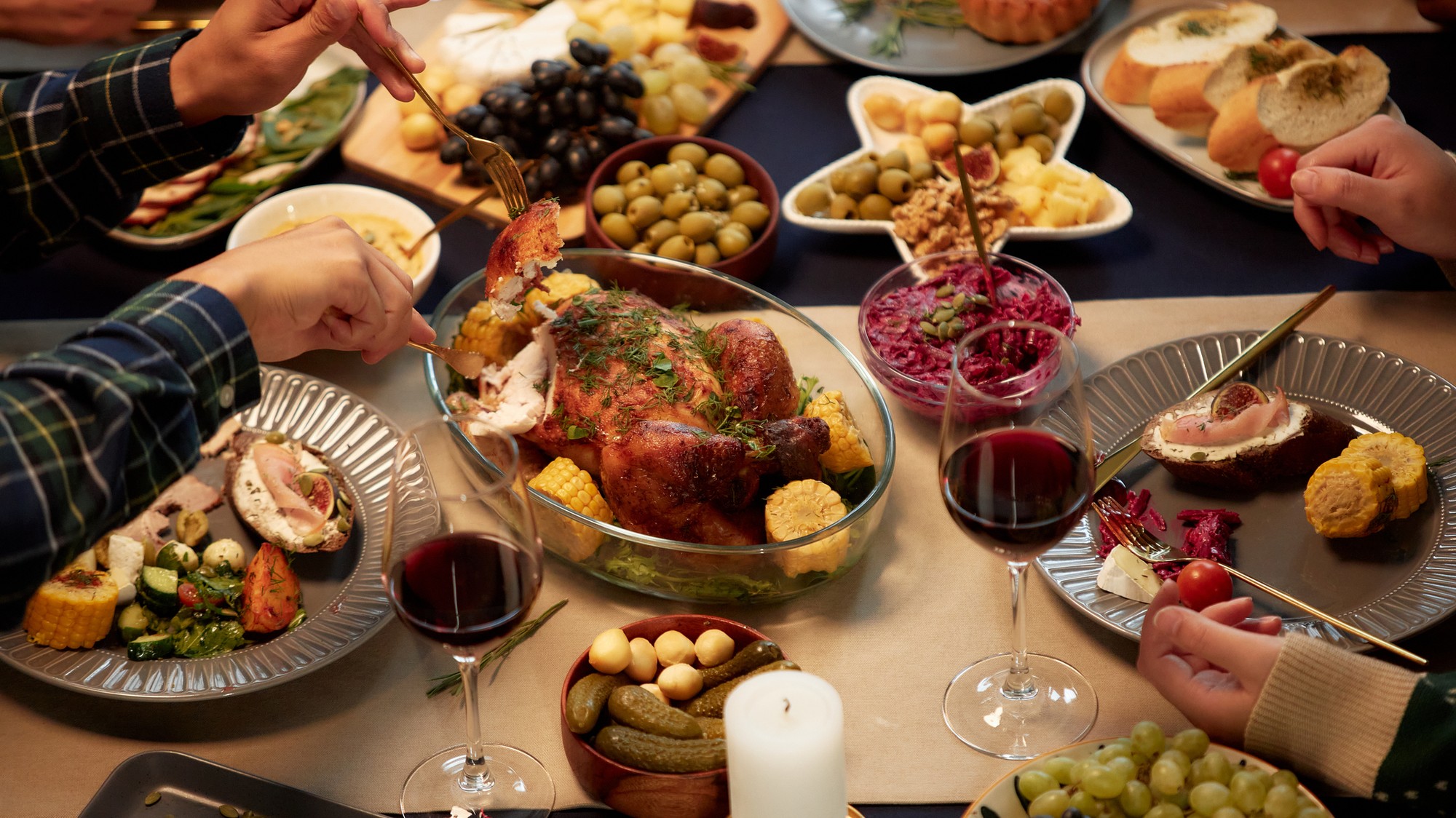 Počas sviatkov dochádza k častému prejedaniu sa. (ilustračné foto)