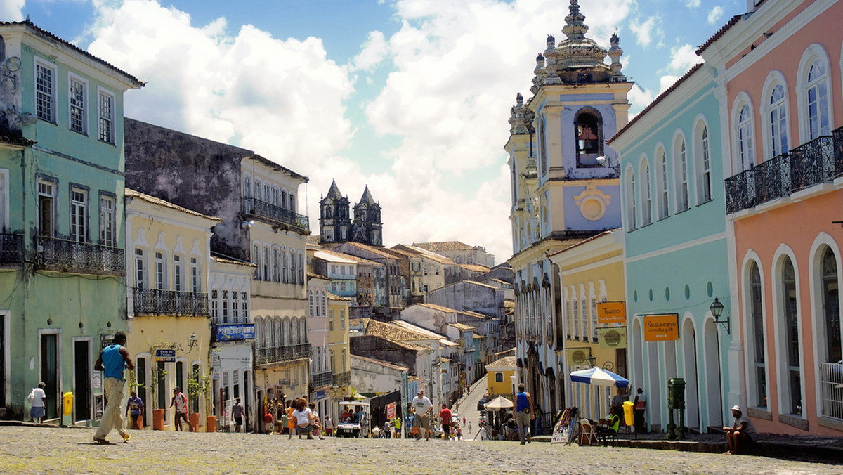 Rzędy kolorowych domów z czasów kolonialnych, setki kościołów, gwarne ulice i karnawał według wielu ciekawszy od tego w Rio de Janeiro. Salvador de Bahia jest dla Brazylijczyków tym, czym dla Polaków Kraków - miastem wyjątkowym, duszą Brazylii i pierwszą stolicą tego kraju.