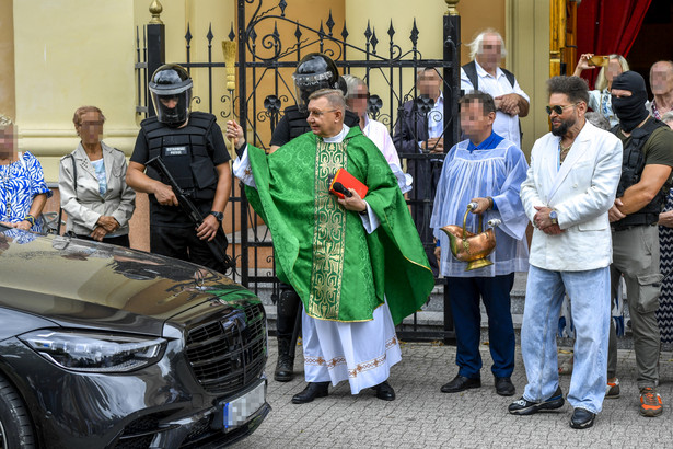 Na niedzielną mszę świętą pod kościół św. Stanisława Kostki w Aleksandrowie Łódzkim zajechała cała flota samochodów słynnego detektywa