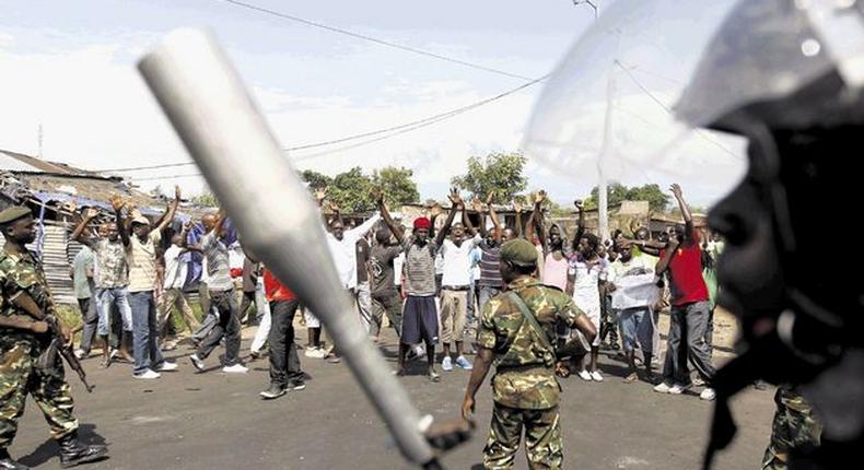 Burundi students tackle police