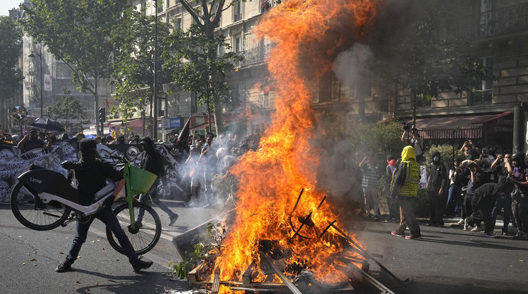 A francia nyugdíjreform ellen tüntetők gyújtogatnak Párizsban 2023. június 6-án. Az év első hónapjaiban heves tiltakozást kiváltó új törvény értelmében 62-ről 64 évre emelkedett a nyugdíjkorhatár Franciaországban / Fotó: MTI /AP / Michel Euler