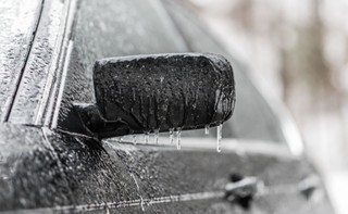 Porzucone pojazdy zalegają na parkingach. Samorządy nie chcą płacić za Skarb Państwa