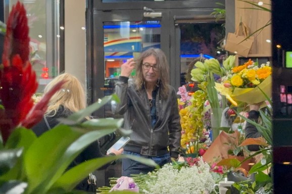 (VIDEO) UHVATILI SMO RALETA SA ĆERKOM ANE NIKOLIĆ Kupuje pevačici cveće, a mala Tara sve prati: Evo gde su onda otišli