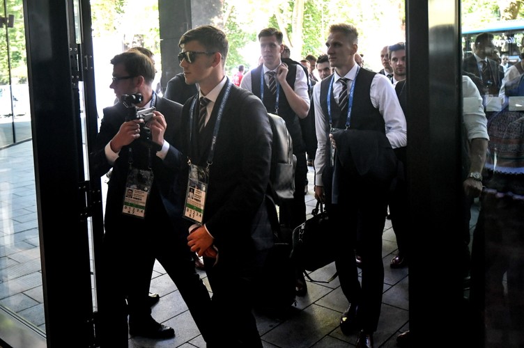 Piłkarze reprezentacji Polski: Dawid Kownacki (2L), Łukasz Teodorczyk (P) i bramkarz Wojciech Szczęsny (w głębi), po przyjeździe do hotelu Hyatt Regency