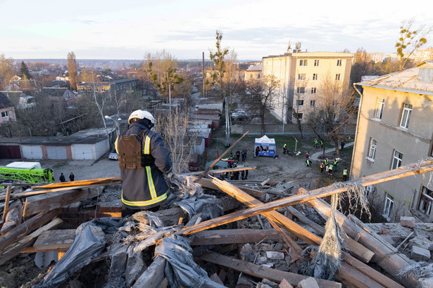 Charków w Ukrainie. Zniszczenia po rosyjskim ataku dronów na budynki mieszkalne