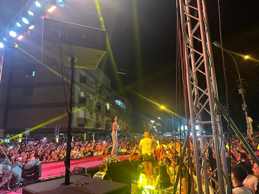 Ceca nastupa pred desetine hiljada ljudi