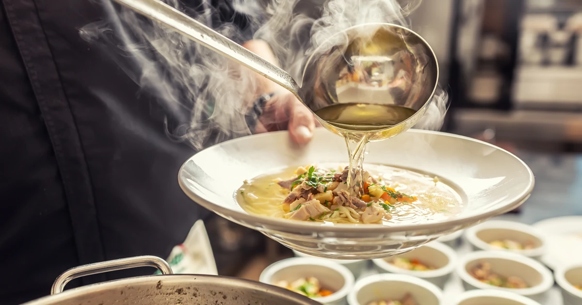 Co zrobić z mięsem z rosołu? Ewa Wachowicz robi z niego danie na kilka dni