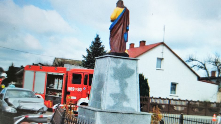 Uderzył autem w kapliczkę. Miał zakaz prowadzenia pojazdów