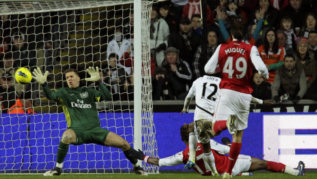 Arsenal Londyn przegrał w niedzielę ze Swansea City 2:3. Serwis Goal.com przyznał Wojciechowi Szczęsnemu notę "6" (skala 1-10) i zaznaczył, że polski bramkarz mógł popełnić błąd przy jednej z bramek dla rywali.