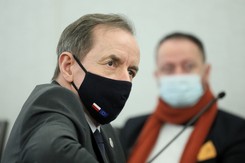 NFZ zaleca ograniczyć planowe zabiegi. 'Oni mają krew na rękach'