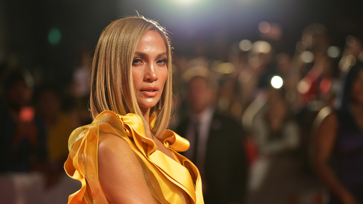 Jennifer Lopez gyakorlatilag egy szál semmiben pózol, de azt nagyon stílusosan teszi!