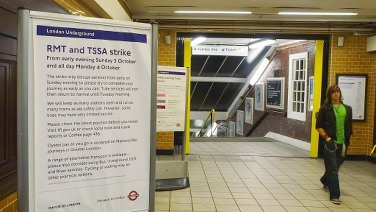 Operator londyńskiego metra TfL (Transport for London) potwierdził plany zwolnienia dalszych 800 pracowników oprócz 800, których zwolnienie ogłosił wcześniej. Związkowcy grożą nowym strajkiem tuż przed świętami Bożego Narodzenia.