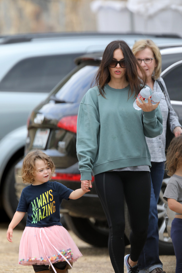 Megan Fox na spacerze z dziećmi. Podobne do mamy?