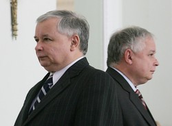 Zapis ostatniej rozmowy Kaczyńskich? "Jest w rękach kilku służb"