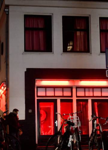 Betilthatják a nyilvános füvezést az amszterdami vörös lámpás negyedben:  ezek áll a háttérben - Noizz