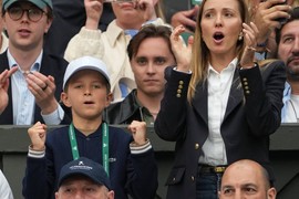 STEFAN došao da bodri Novaka i svi komentarišu šta to NOSI NA GLAVI! Detalj ZLATA VREDAN, ali nije fora u PARAMA!  "Pokupio si to iz mog ormana, nijedan više nemam", požalio se tata Nole