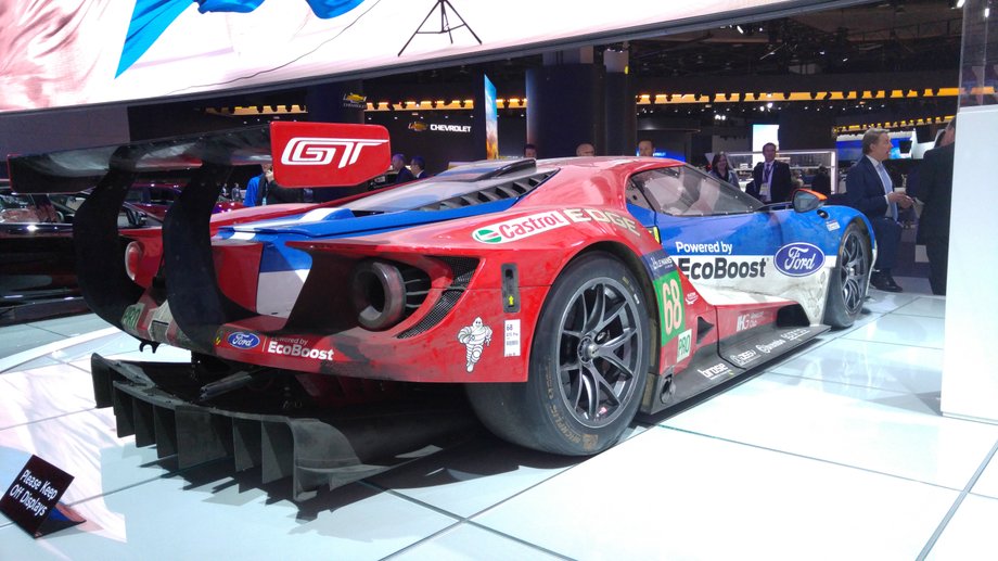 A to pokryty brudem Ford GT z zespołu wyścigowego Chip Ganassi Racing. Zwyciężył w 2016 roku w swojej klasie w wyścigu 24h Le Mans