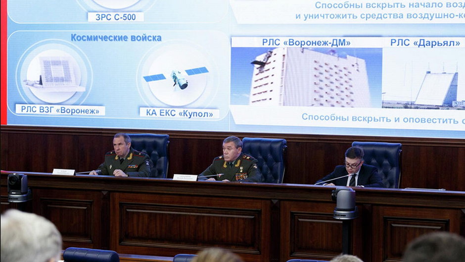 Szef Sztabu Generalnego Sił Zbrojnych Rosji Walerij Gierasimow (w środku) prezentuje system "Kopuła", 18 grudnia 2019 r.