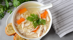 Kiedy solić rosół, żeby wyszedł smaczny? Wiele osób popełnia błąd