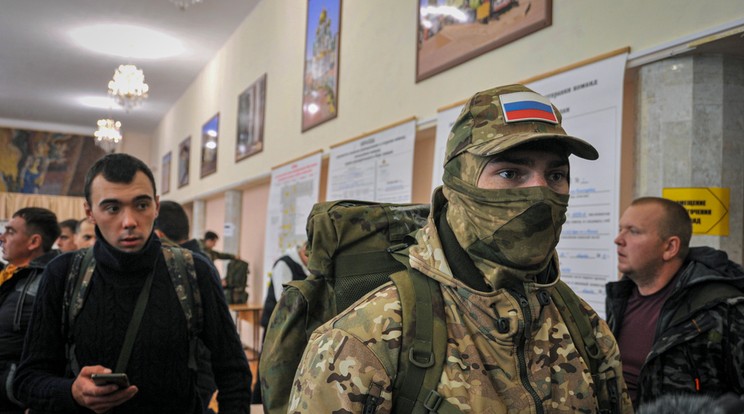 Videón, ahogy egy orosz fiatalember eltöreti a lábát, hogy ne sorozzák be katonának / Illusztráció: Hadkötelezettség alá vont orosz férfiak egy sorozóirodánál az ukrán határnál levő Rosztov megyei Batajszkban / Fotó: MTI/EPA/Arkagyij Budnyickij