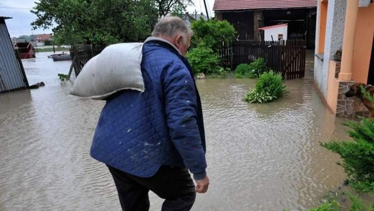 Zmiany polityki przeciwpowodziowej, obejmujące odejście od budowy wałów na rzecz wyznaczenia naturalnych terenów zielonych budzą obawy lokalnych samorządowców. Radni obawiają się, że nowe rozwiązania mogą być zbyt kosztowne i nie wykluczają protestów - informuje "Nowa Trybuna Opolska".