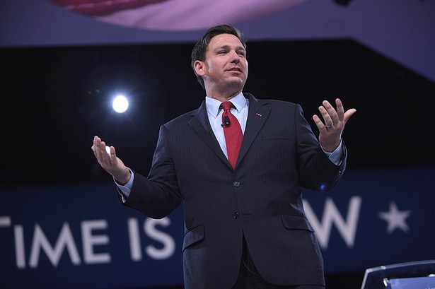 Ron DeSantis traci do Trumpa nawet 30 punktów procentowych i na ten moment nie ma ani widoków, ani pomysłów jak to nadrobić.