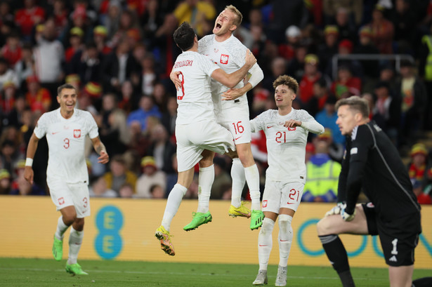 Radość zawodników reprezentacji Polski po bramce strzelonej na 0:1 podczas meczu grupy A4 piłkarskiej Ligi Narodów z Walią w Cardiff