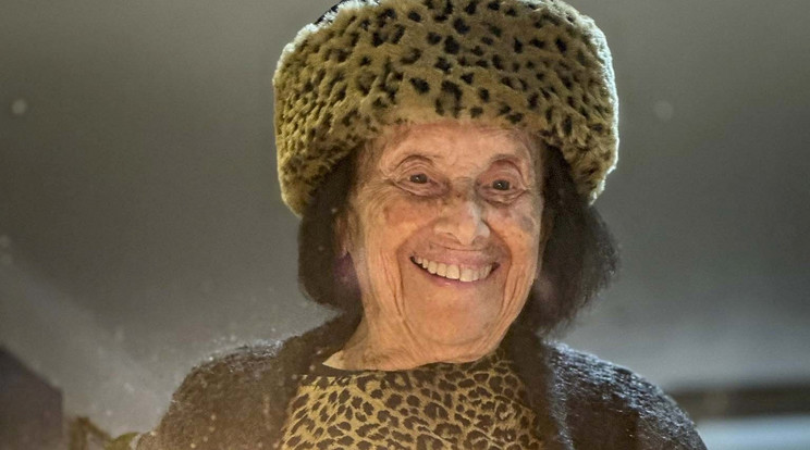 Lily Ebert, 99 éves holokauszt-túlélőhöz, 80 év után eljutott Auschwitzban meghalt öccse iskolai könyve / Fotó: Northfoto