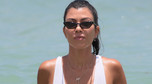 Kourtney Kardashian w stroju kąpielowym na plaży w Miami