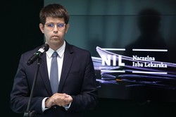 Najmłodszy prezes w historii Naczelnej Izby Lekarskiej ma kłopoty. Nawet koledzy chcą jego odwołania