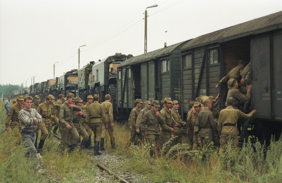 Batalion łączności z Północnej Grupy Wojsk Armii Radzieckiej opuszcza bazę, wojskową, 1991 r. 