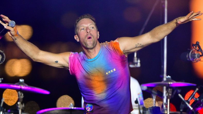 <strong>Dwa miesiące temu Chris Martin, lider zespołu Coldplay, zapowiedział, że jego grupa wyda jeszcze tylko trzy albumy. Teraz w wywiadzie dla BBC Radio 2 wokalista uściślił te plany. Poinformował, że wspomniane trzy albumy ukażą się w ciągu najbliższych czterech lat, a ostatni będzie miał premierę w 2025 r. To jednak nie oznacza, że grupa całkowicie znika ze sceny, muzycy dalej zamierzają koncertować.</strong>